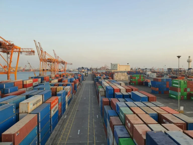 Contenedor de carga consolidada en puerto de embarque