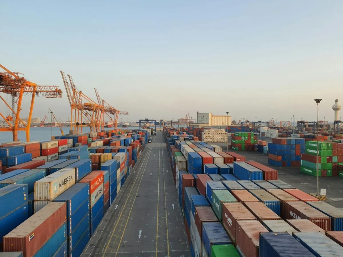 Contenedor de carga consolidada en puerto de embarque